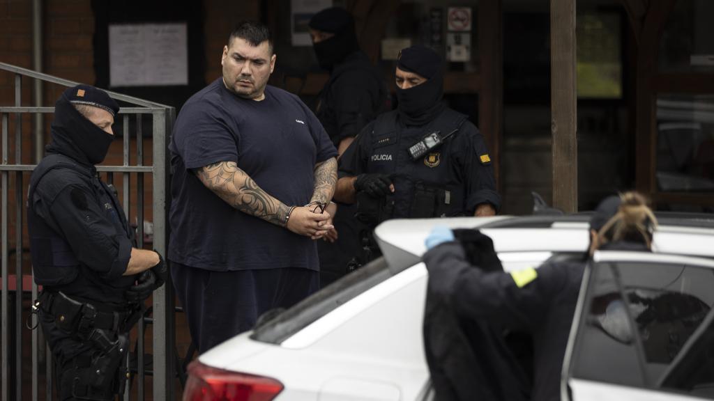 Agentes de los Mossos d'Esquadra arrestando a 'Paco el Gordo' en junio de 2023