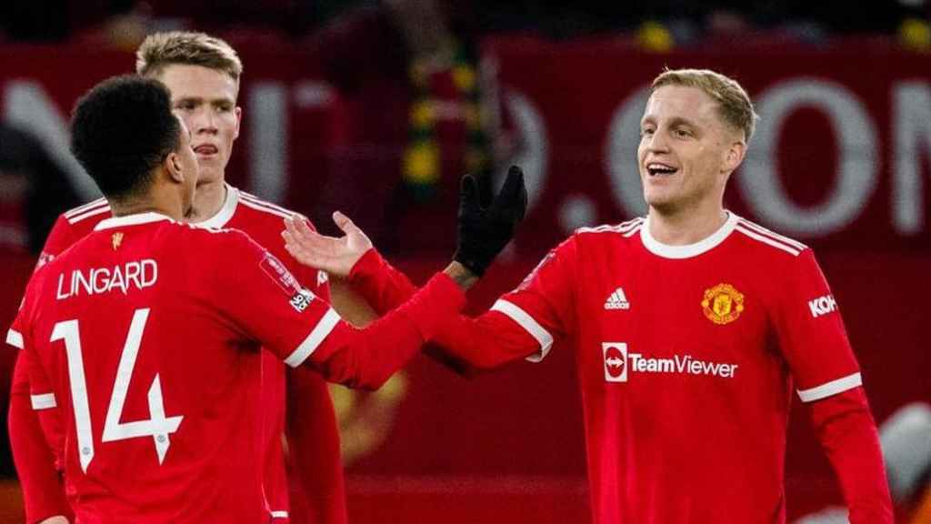 Donny van de Beek celebra un gol del Manchester United con Jesse Lingard