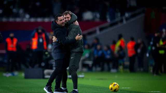 Xavi Hernández se abraza con Sergio Alegre tras el gol de la victoria del Barça contra el Almería