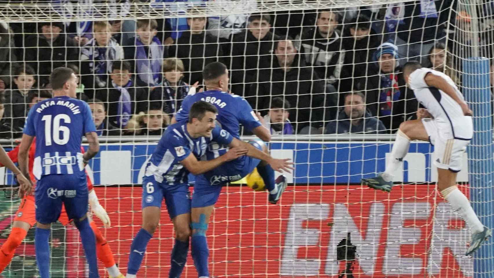 Lucas Vázquez, de cabeza, marcó el gol de la victoria del Real Madrid en Vitoria