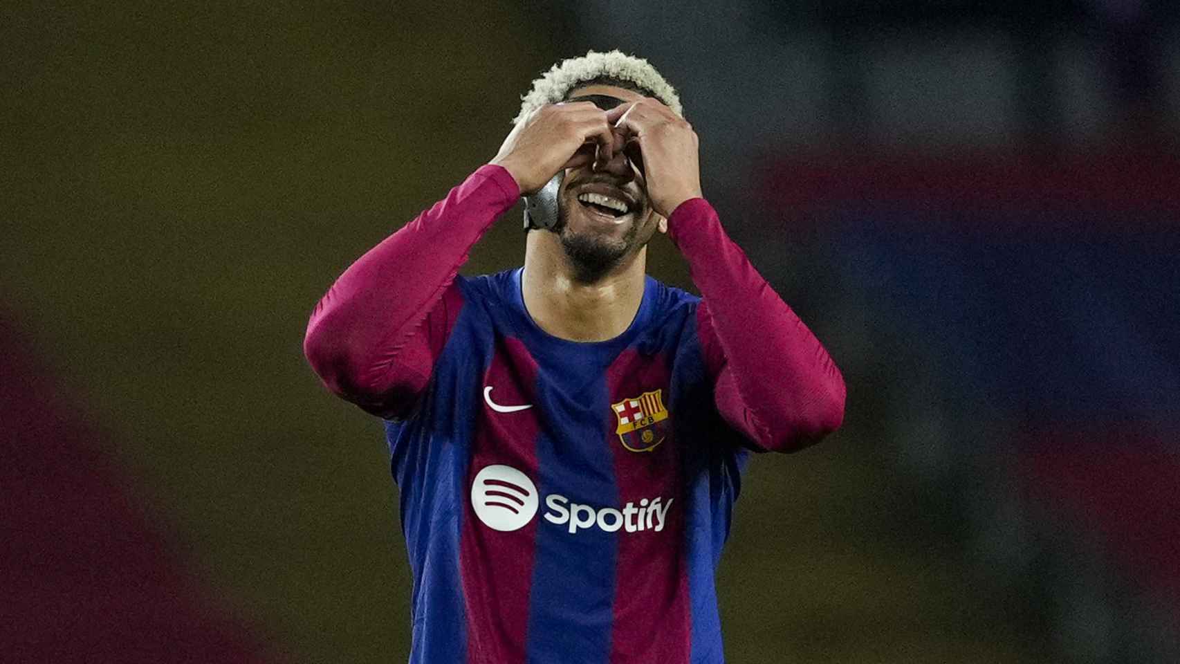 Ronald Araujo se lamenta durante el Barça-Almería en Montjuïc