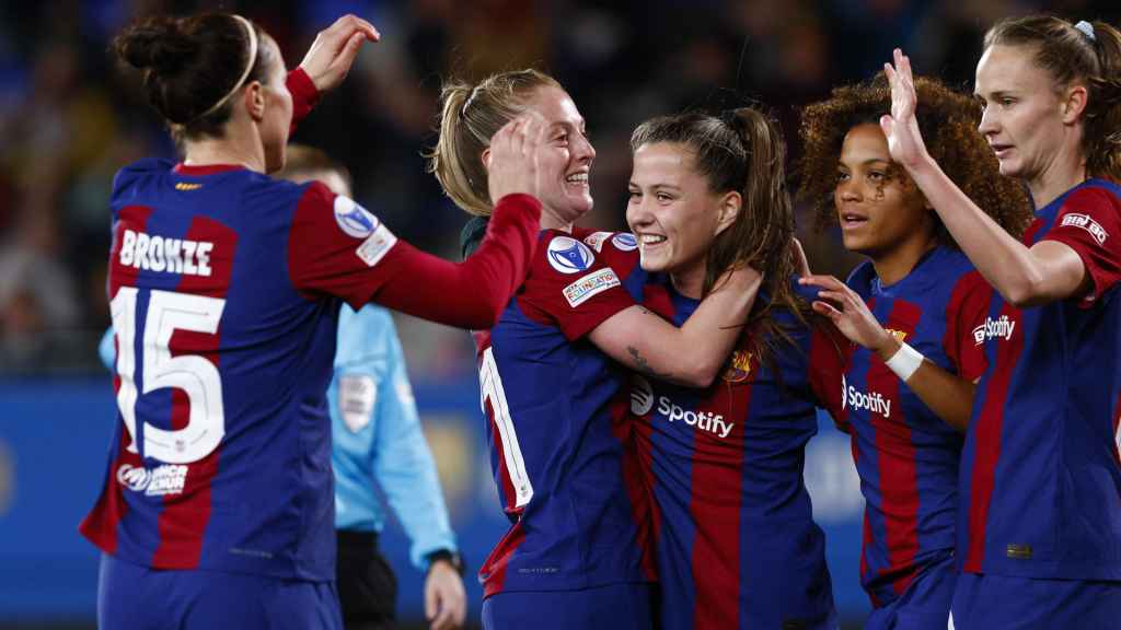 Las jugadoras del Barça celebran uno de sus goles ante el Rosengard