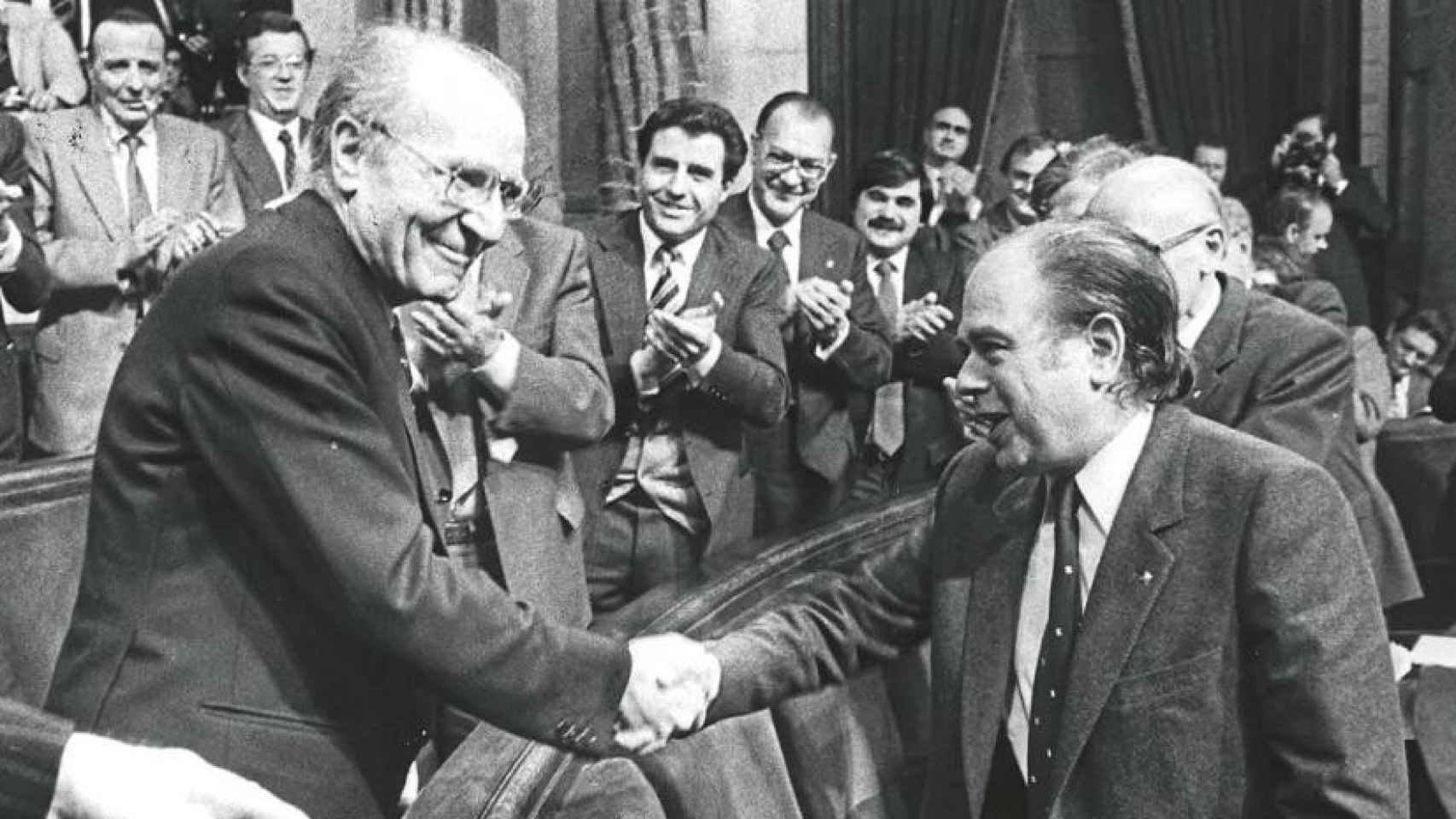 Heribert Barrera (ERC) y Jordi Pujol (CiU) se saludan en el acto de constitución del Parlament en 1980