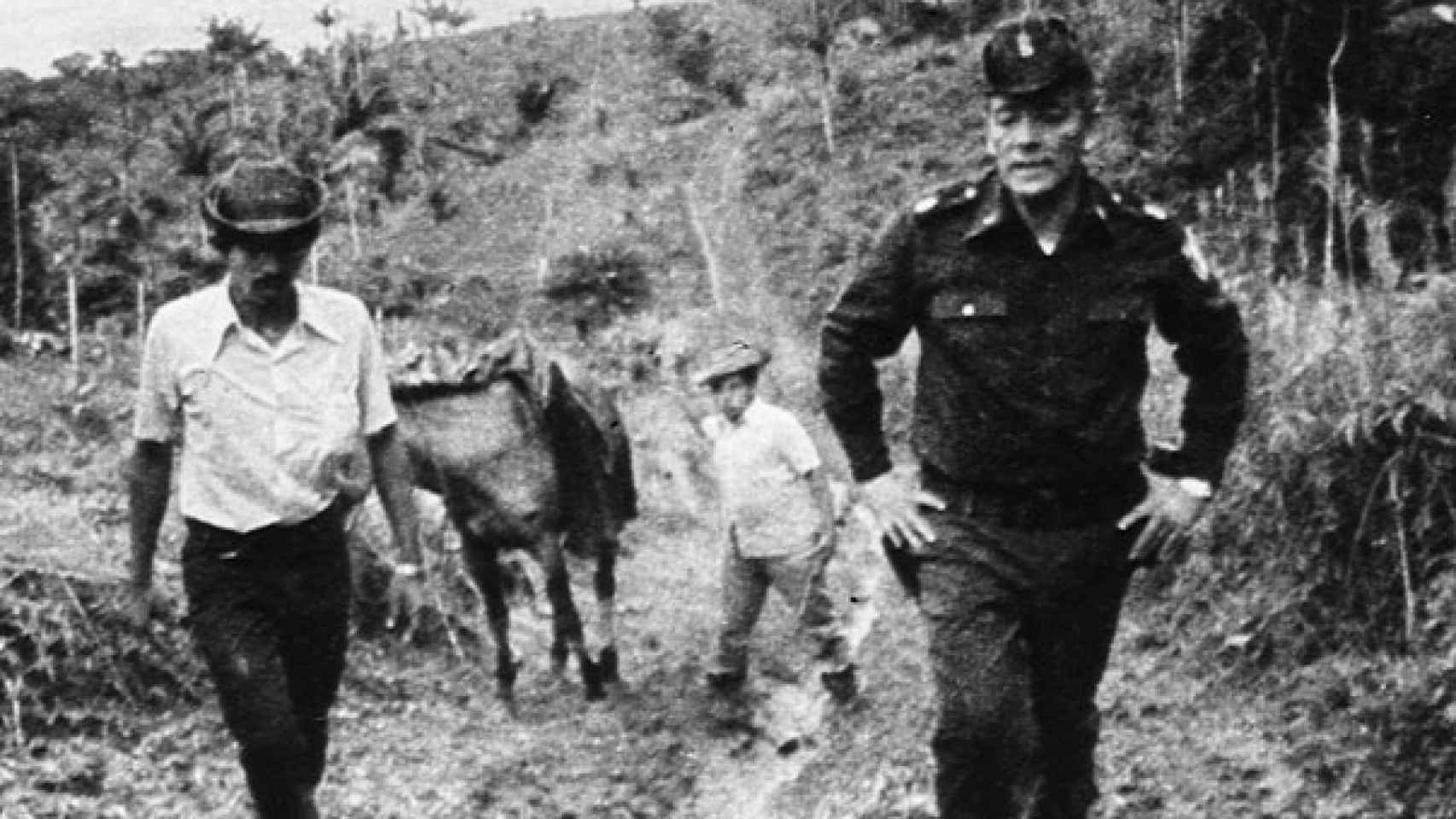 Omar Torrijos (derecha), acompañando a campesinos panameño