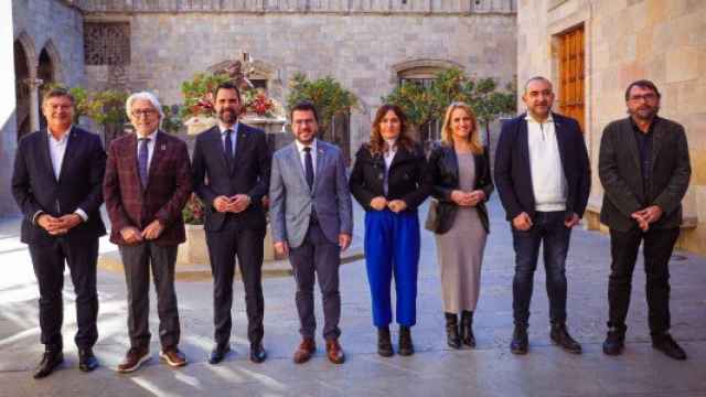 Miembros del Govern posan junto a los agentes sociales en el Palau de la Generalitat