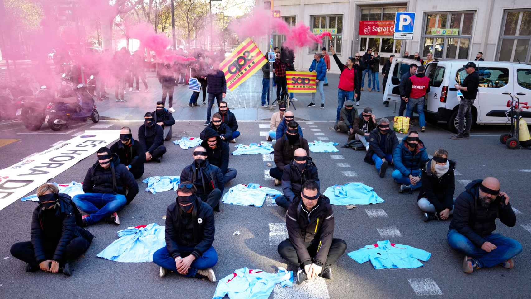 Protesta de Mossos ante la 'conselleria' de Interior de la Generalitat de Cataluña, en Barcelona