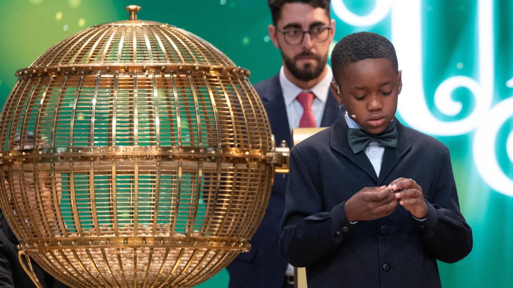 Ángel Abaga Elebiyo de la Residencia de San Ildefonso canta premios durante el Sorteo Extraordinario de la Lotería de Navidad 2023 en el Teatro Real de Madrid