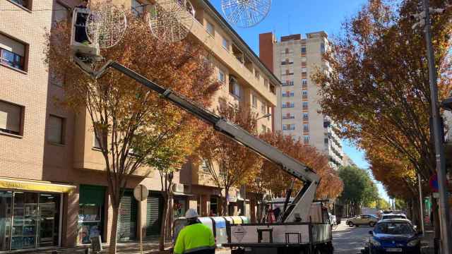 Operarios colocan las luces de Navidad en Salt (Girona)