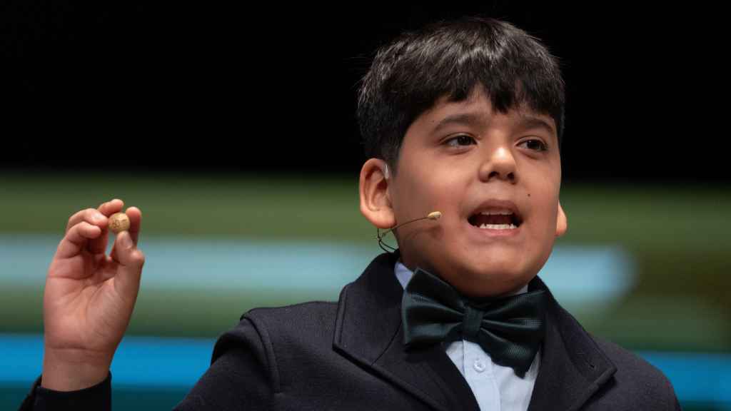 Un niño de San Ildefonso canta un premio en la Lotería de Navidad