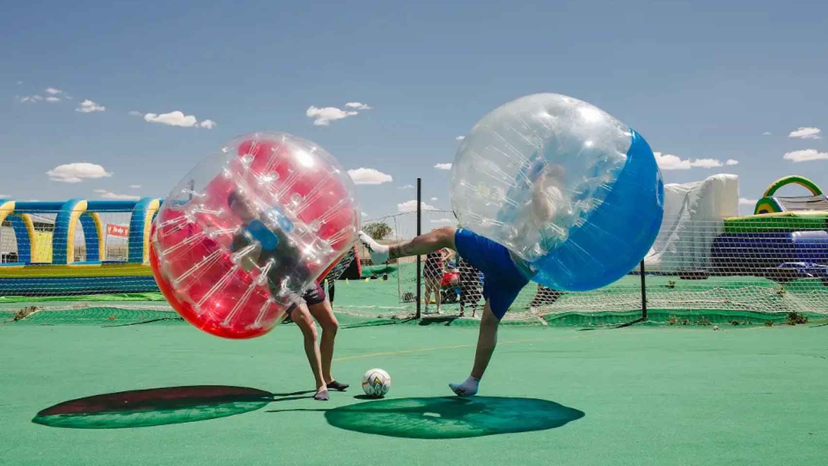 Humor Amarillo: dos participantes de bubble soccer