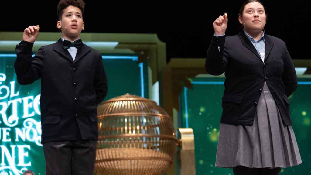 Kiara Román Benítez y Antoni Ramírez Bonito cantan uno de los premios