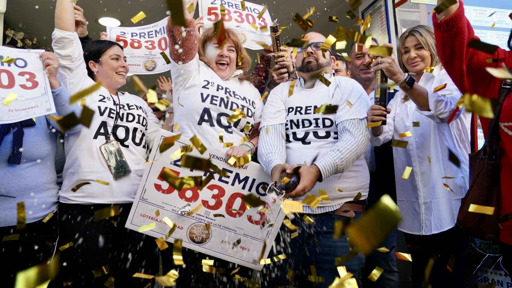 Varios agraciados celebran el segundo premio de la Lotería de Navidad 2023