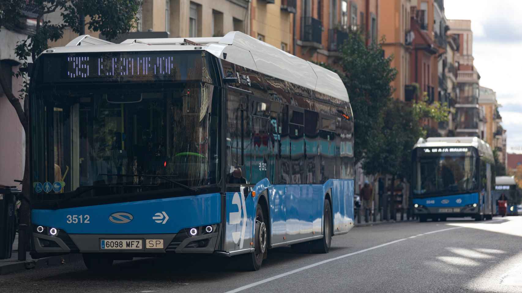 Un autobús de la EMT circulando por Madrid