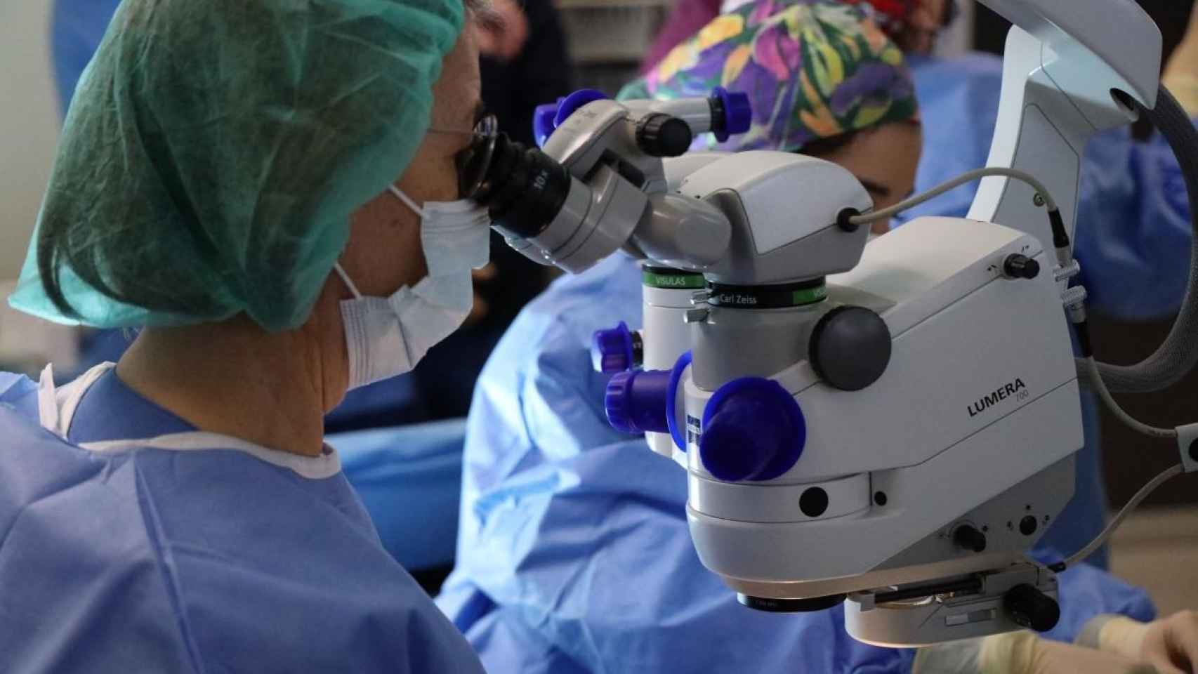 Microscopio quirúrgico que se utiliza en cirugías oculares, especialmente las de cataratas y de retina