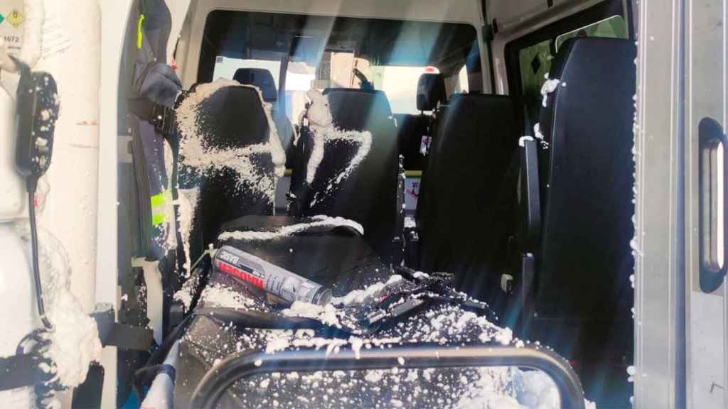 Imagen de un vehículo de transporte sanitario dañado en Euskadi