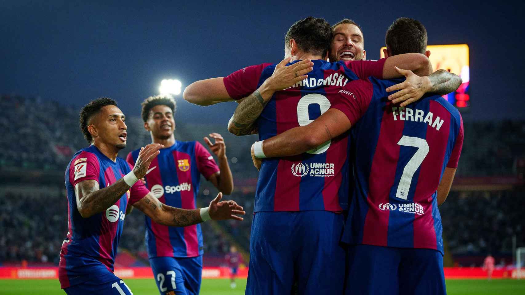 El abrazo de los futbolistas del Barça por la victoria obtenida en Montjuïc
