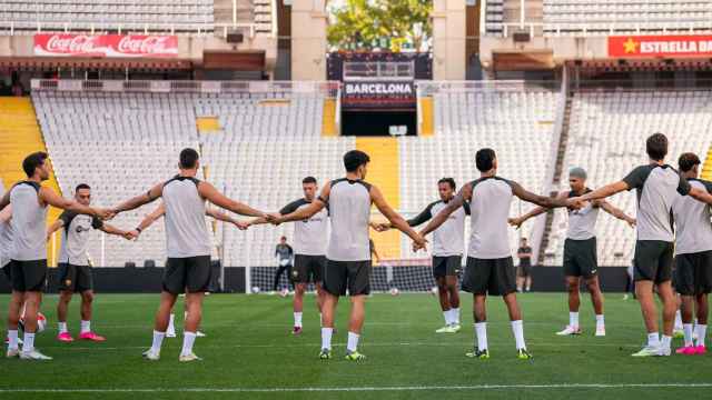 Los futbolistas del Barça, en su primer entrenamiento en el estadio de Montjuïc