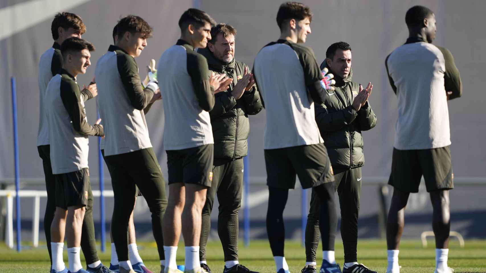 Los jugadores del FC Barcelona, aplaudiendo durante un entrenamiento