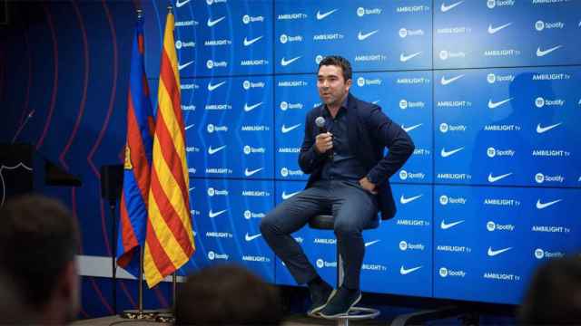 Deco, durante una conferencia de prensa con el FC Barcelona