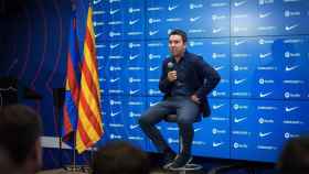 Deco, durante una conferencia de prensa con el FC Barcelona