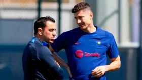 Xavi, junto a Robert Lewandowski, en un entrenamiento del Barça