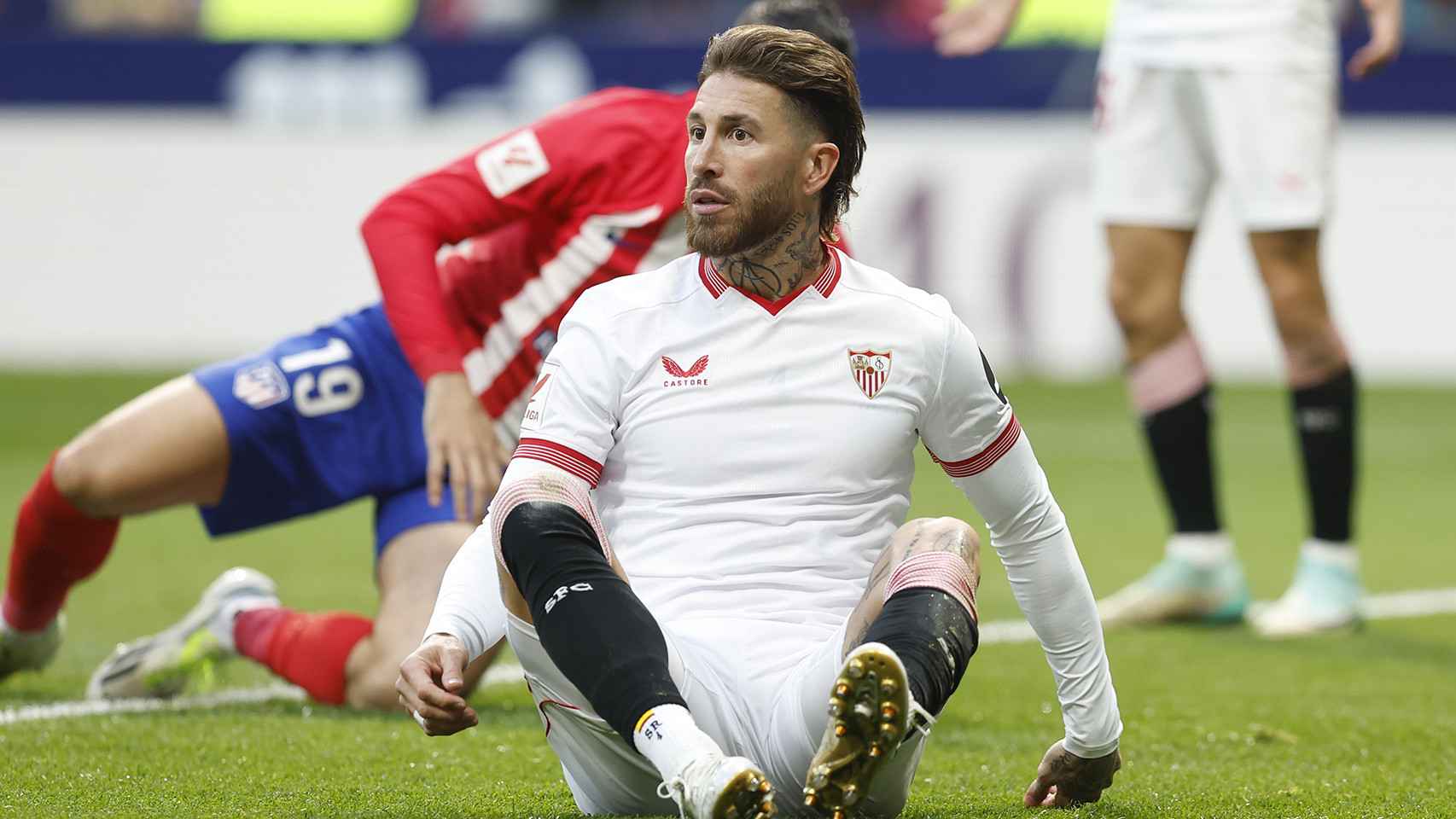 Sergio Ramos cae al suelo tras un choque con un jugador del Atlético de Madrid