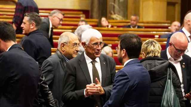 El 'president' Pere Aragonès, escuchando al 'conseller' de Salud Manel Balcells en el Parlament