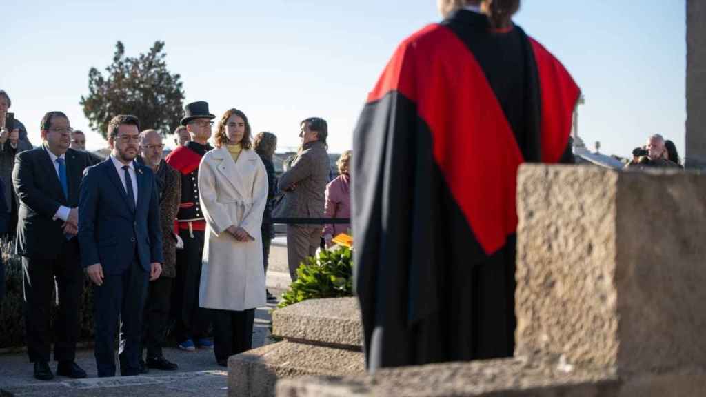 El presidente de la Generalitat, Pere Aragonès, ante la tumba de Macià