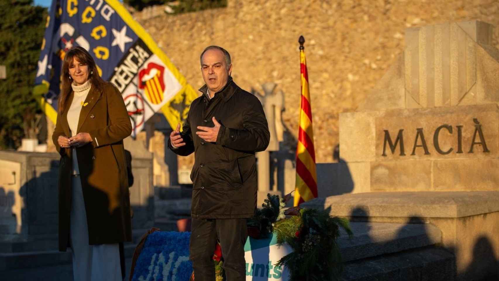 La presidenta de Junts, Laura Borràs, y el secretario general, Jordi Turull, tras la ofrenda a Macià