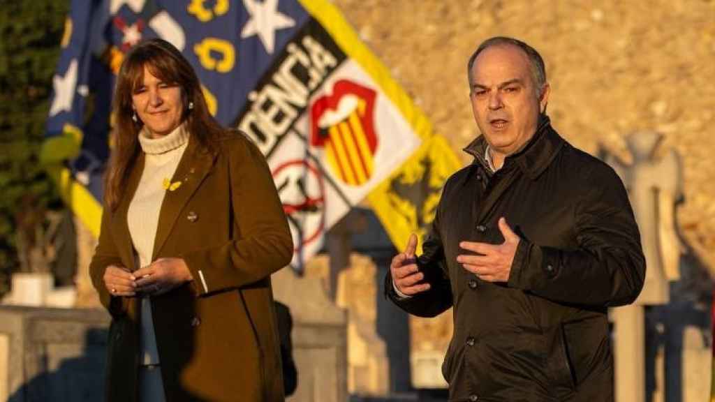 La presidenta de Junts, Laura Borràs, y el secretario general, Jordi Turull, tras la ofrenda a Macià