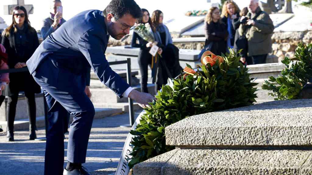 El presidente de la Generalitat, Pere Aragonès, encabeza la ofrenda del Govern a Macià