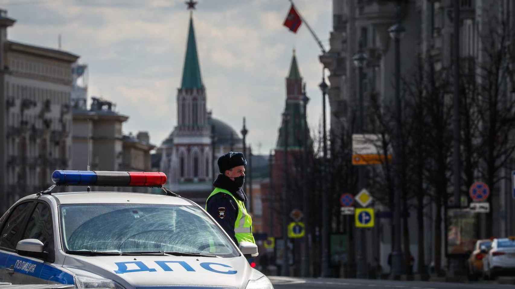 Un policía en las calles de Moscú, en Rusia, un gigante también opaco, según la UE