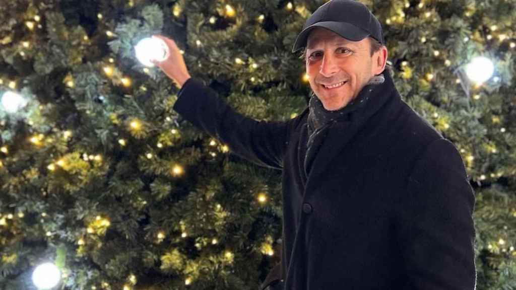 Mendieta, cogiendo una de las bolas de un árbol de Navidad