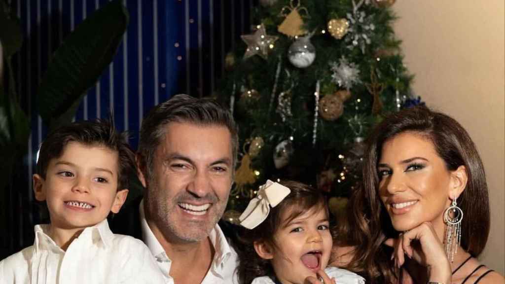 Vitor Bahía, junto a su mujer e hijos en las Navidades de 2023