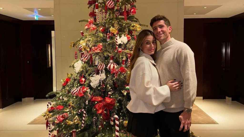 Sergi Roberto y Coral Simanovich se fotografían junto al árbol de Navidad