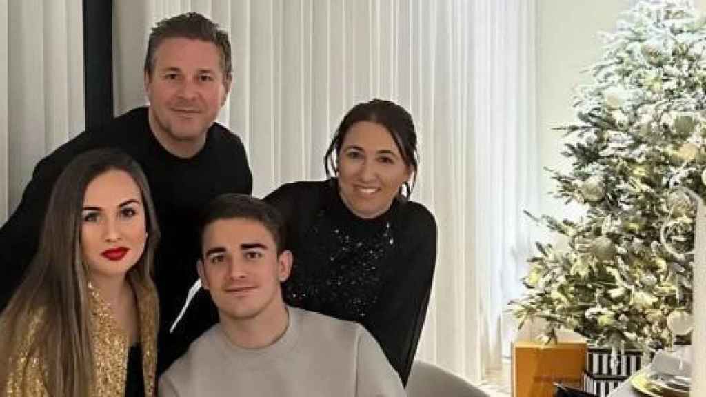 Gavi, junto a sus padres y su hermana pasando las Navidades