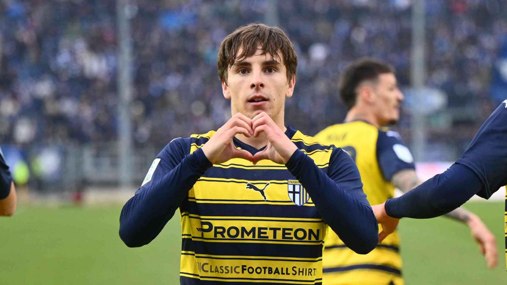 Adrián Bernabé festeja un gol en el triunfo del Parma