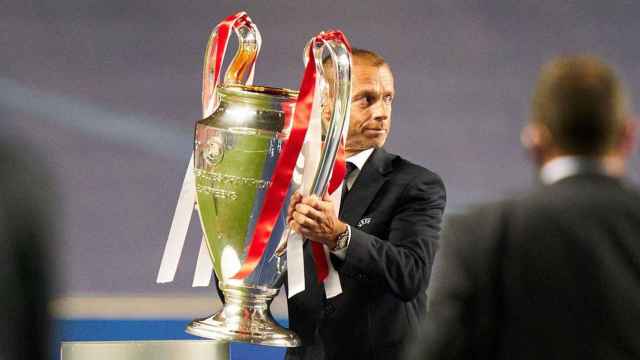 Aleksander Ceferin, presidente de la UEFA, sujetando el trofeo de la Champions League