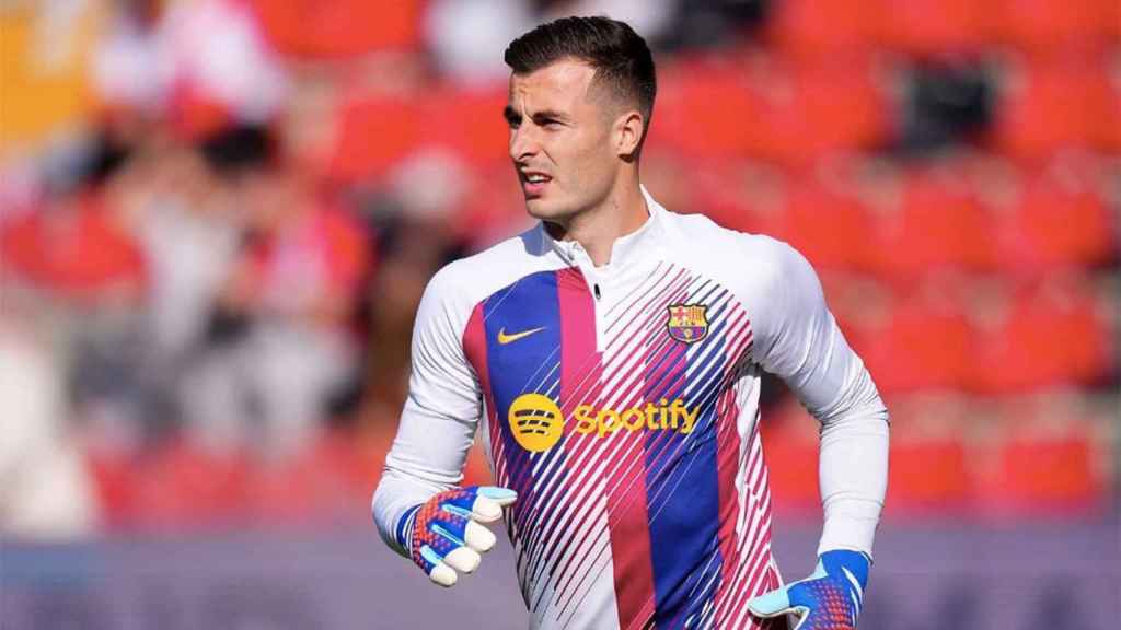 Iñaki Peña, durante un calentamiento con el FC Barcelona