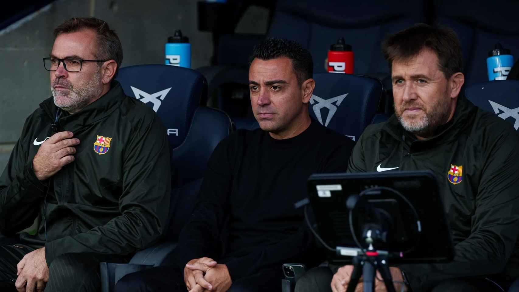 Xavi Hernández, junto a sus asistentes técnicos, en el banquillo de Montjuïc