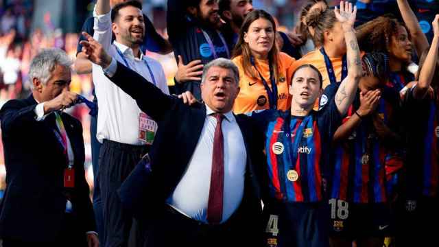 Joan Laporta celebra el título de Champions League con Mapi León