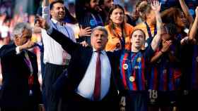 Joan Laporta celebra el título de Champions League con Mapi León