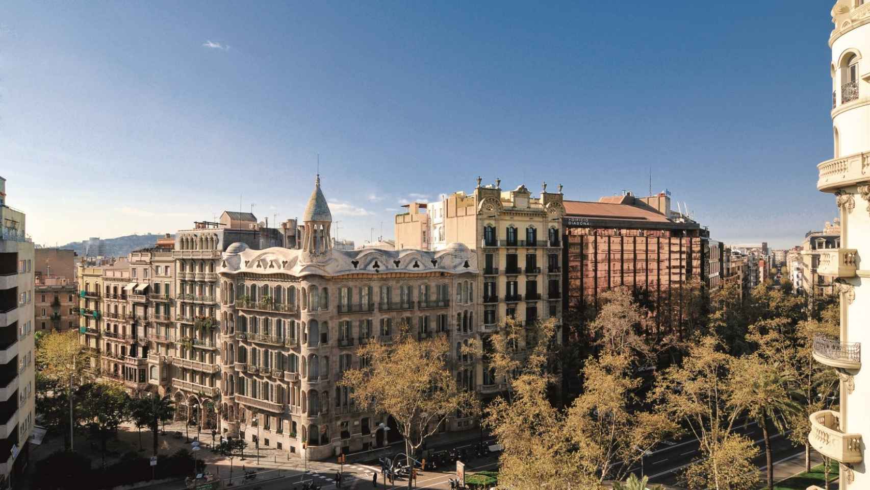 Las dos fachadas de la Casa Sayrach en plena avenida Diagonal de Barcelona