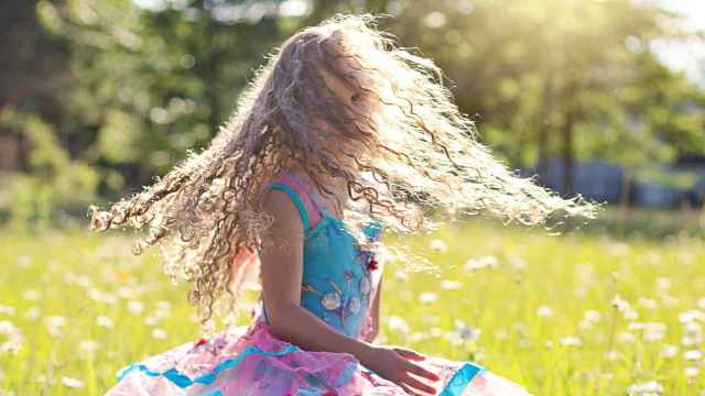 Niña con el pelo alborotado