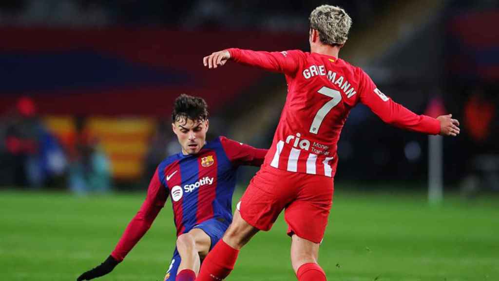 Antoine Griezmann, disputando un balón con Pedri en Montjuïc