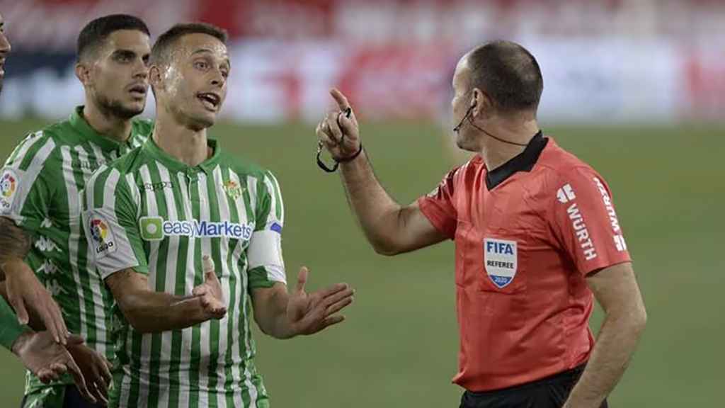 Sergio Canales, protestando una acción a Mateu Lahoz