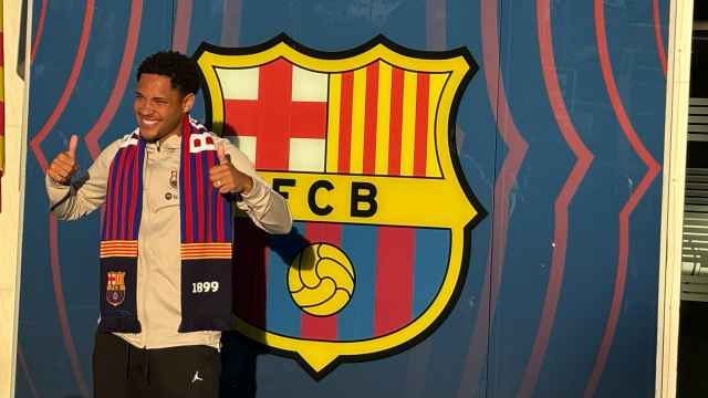 Vitor Roque posa por primera frente al escudo del Barça en el Camp Nou