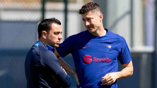 Xavi y Robert Lewandowski, durante un entrenamiento del Barça