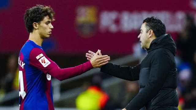 Xavi felicita a Joao Félix durante un partido del Barça en Montjuïc