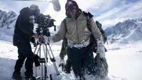 Bayona durante el rodaje en Granada de 'La sociedad de la nieve'